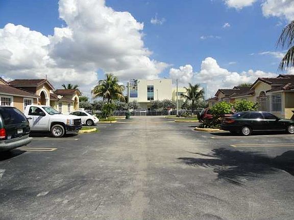 4th image of 8905 NW 121st St