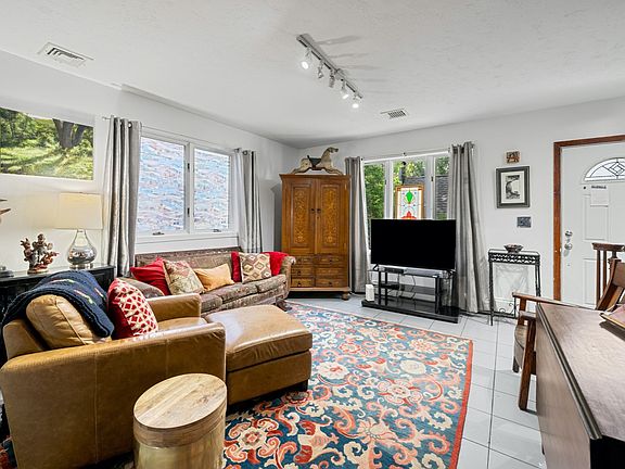 3rd image of 3 London Ct
