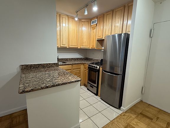 3rd image of 300 W 55th St APT 5N
