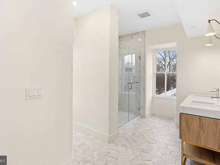 300 Kings Hwy E #C — Photo 14