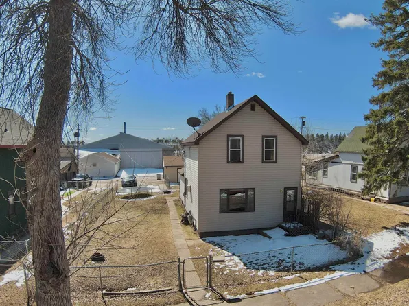 313 9th St, Chisholm, MN 55719-1947