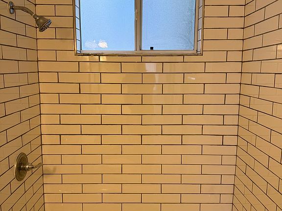 3rd image of 815 S Wilton Pl #1