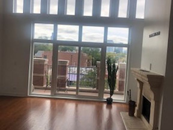 2nd image of 840 W Armitage Ave APT 4W