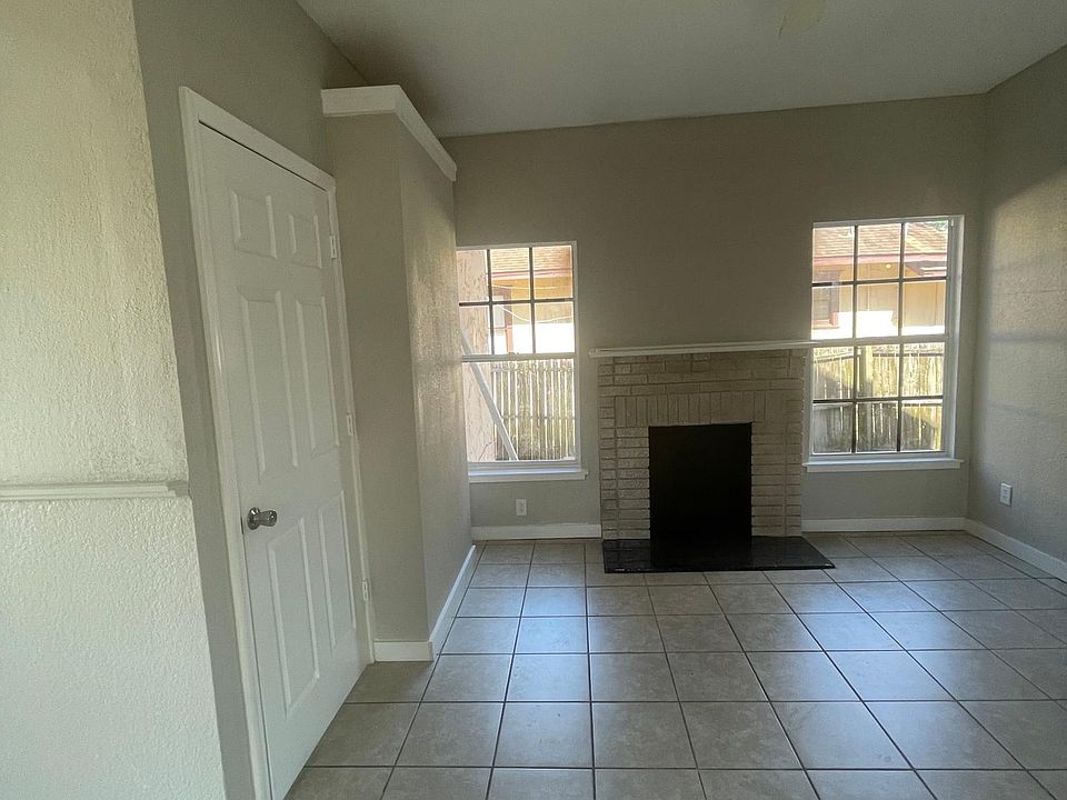 1st image of 122 Avenue C NE