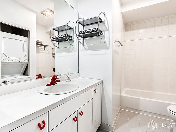 4th image of 286 Saint Johns Pl APT 3B