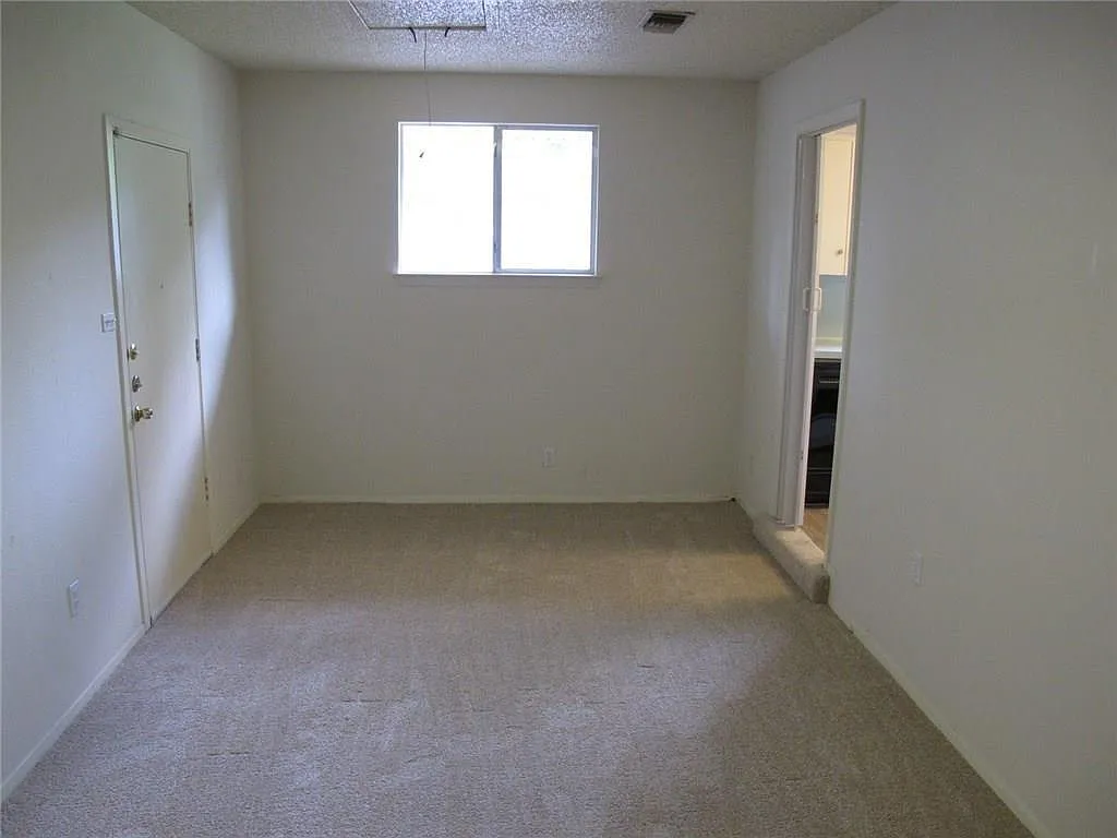 3 bed, 1.0 bath, 1104 sqft, $1,695 — Photo 3