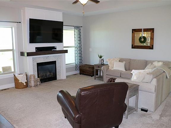 3rd image of 750 NW Autumn Crest Dr