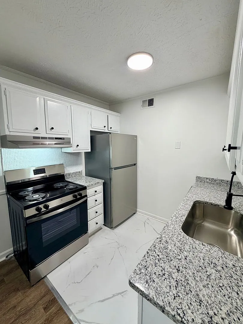 Renovated 2 bed 1 bath apartment in Lexington, KY! — Photo 2