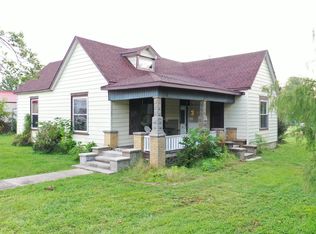 105 E Summit Ave, Seymour, MO 65746