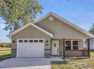 711 Pacific Ave, Osawatomie, KS 66064