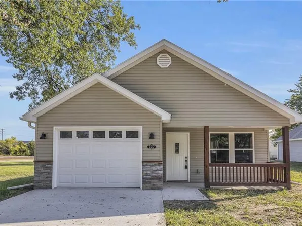 711 Pacific Ave, Osawatomie, KS 66064