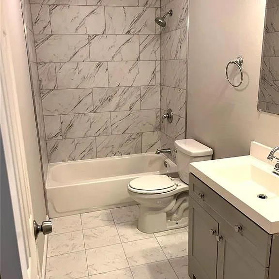 566 Rockwell St SW — Photo 2