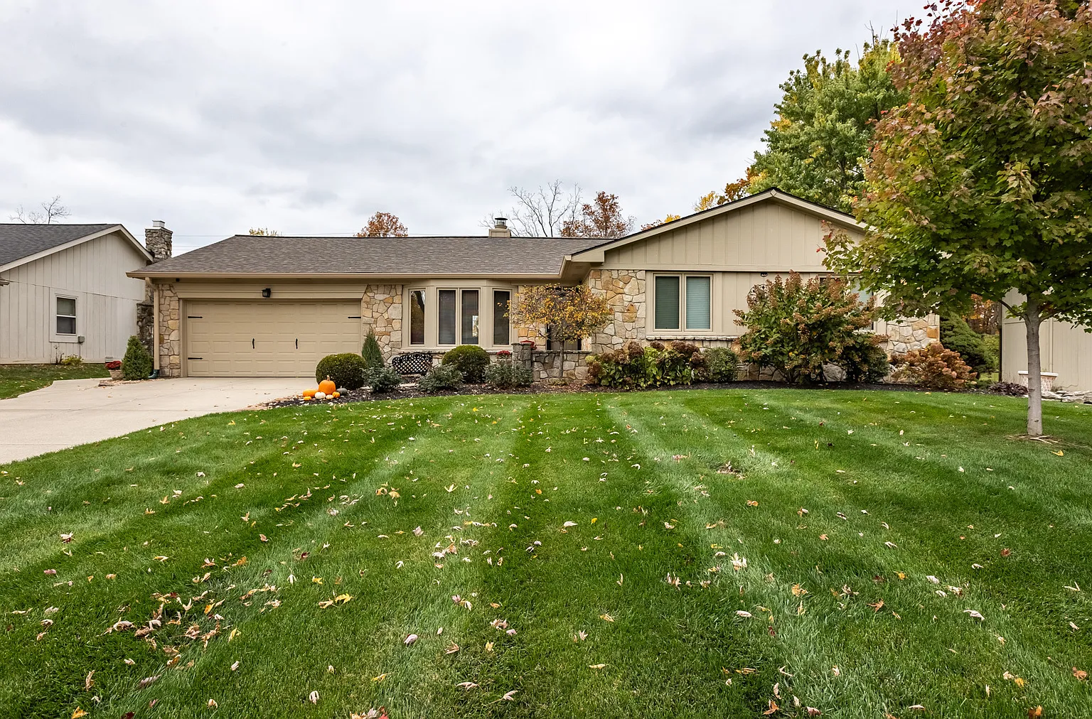 8220 Warbler Way photo 1