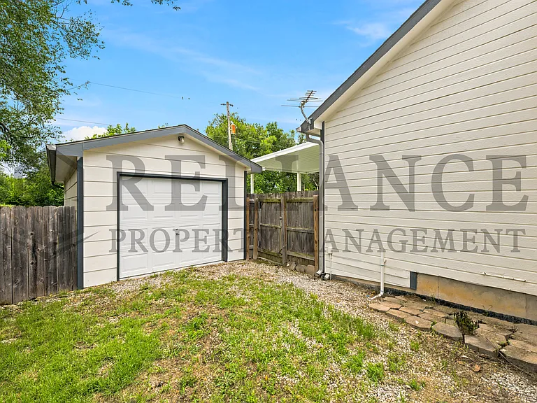 516 N Lakeside Dr — Photo 5
