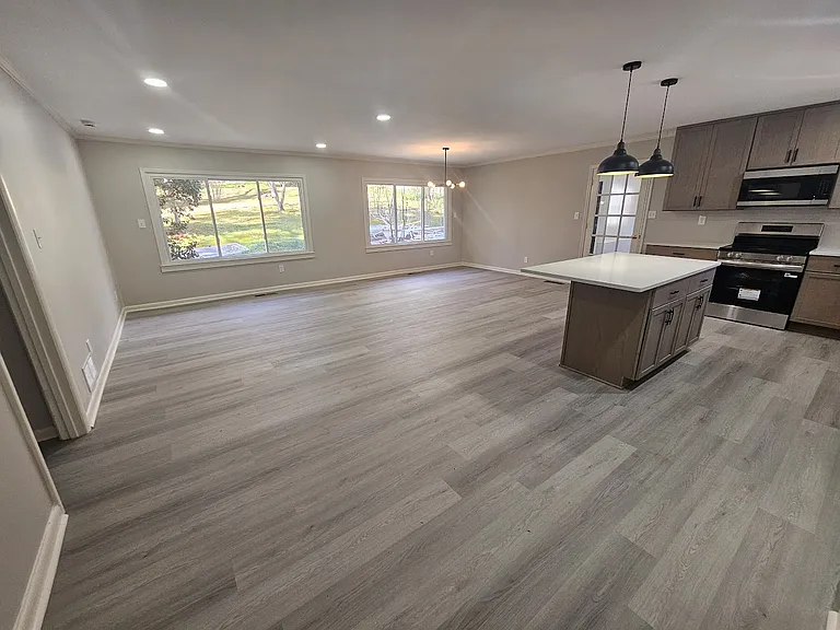 354 Windsor Dr SW — Photo 3