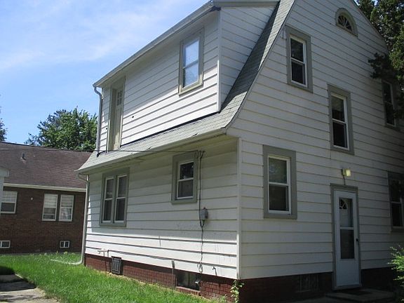 3rd image of 2225 Latham St