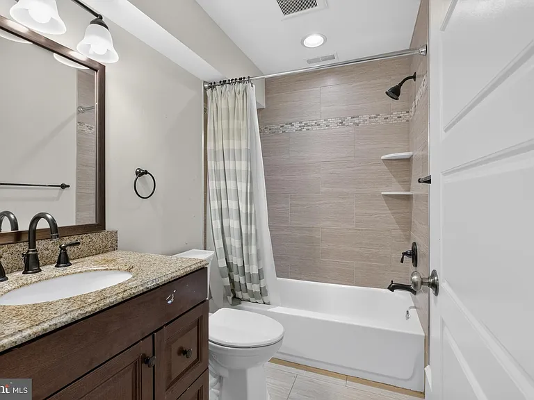 21 E Redman Ave — Photo 47