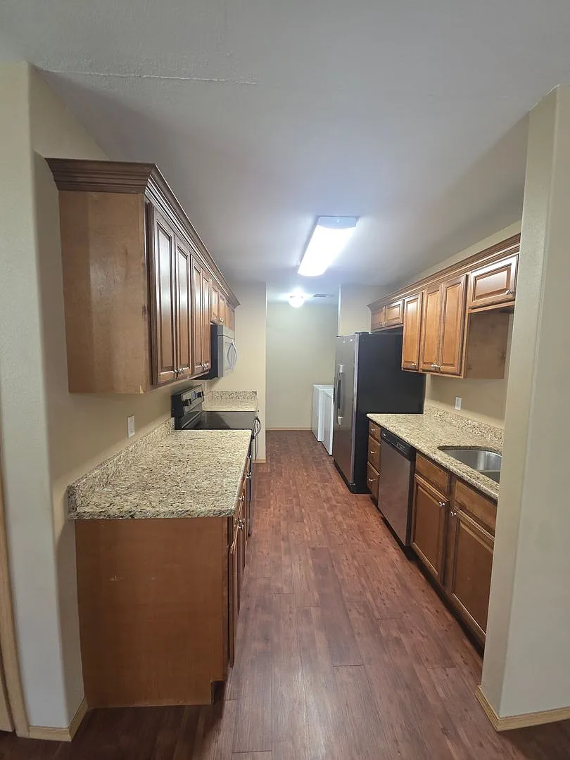 824 W 13th St — Photo 2