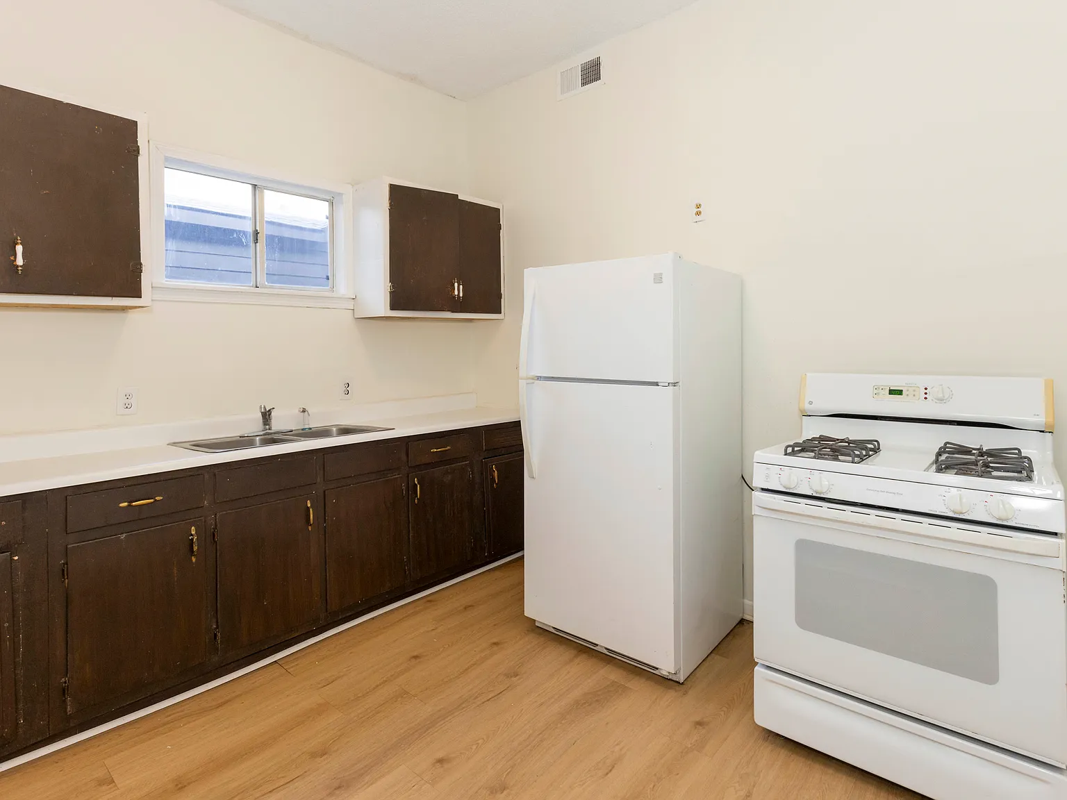 993 Oakview St — Photo 1