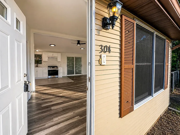 304 Lake Crystalbrook Dr — Photo 2