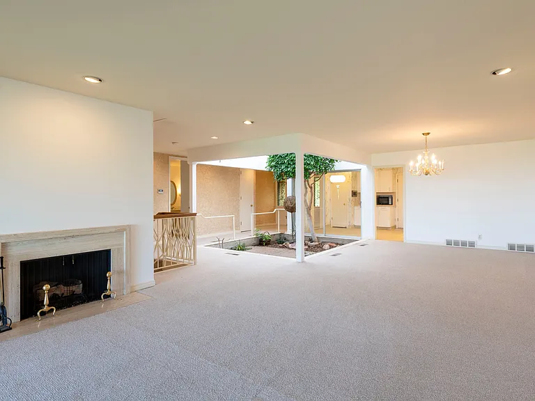 1038 S Oak Hills Way — Photo 8
