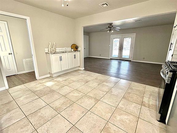 4th image of 2110 Garden St