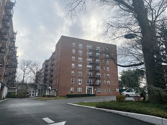 3rd image of 5444 Little Neck Pkwy APT 5E