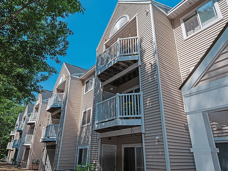 Apartments with Patio/Balcony