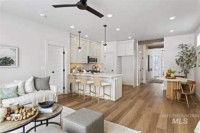 3 bed, 2.5 bath, 1652 sqft, $2,495 — Photo 3