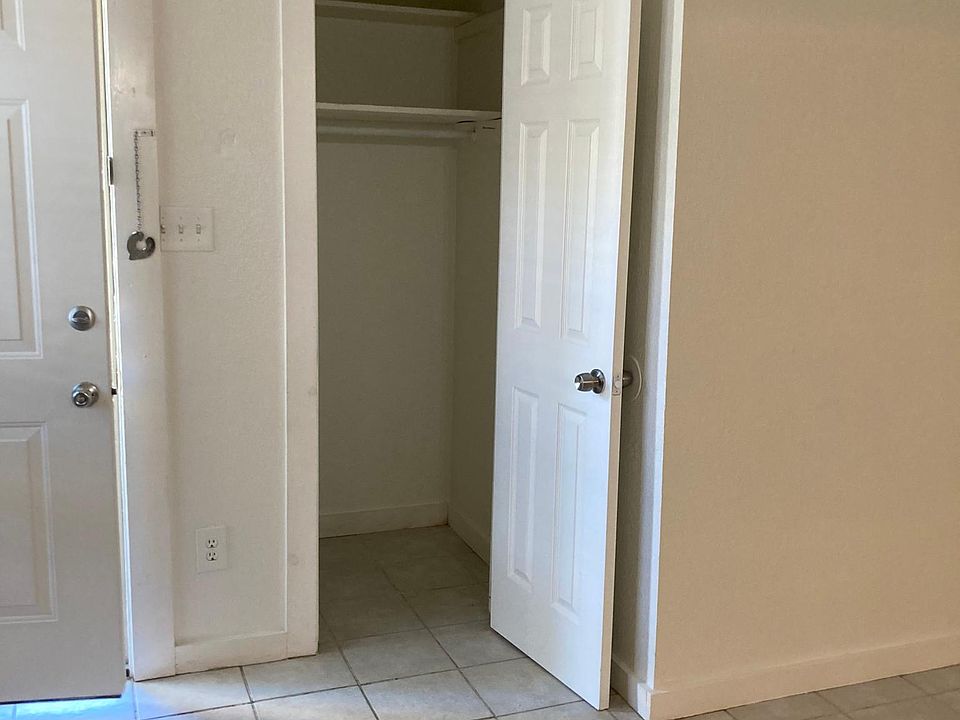FRONT COAT CLOSET