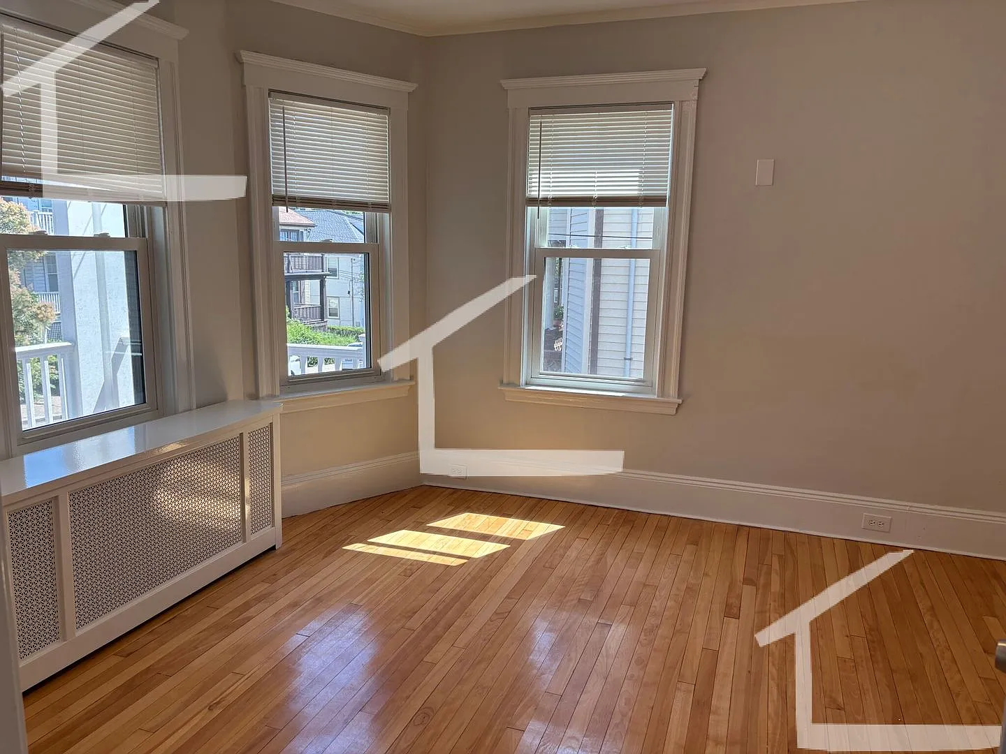 Huge, newly renovated 3 bed unit near Oak Square. — Photo 3