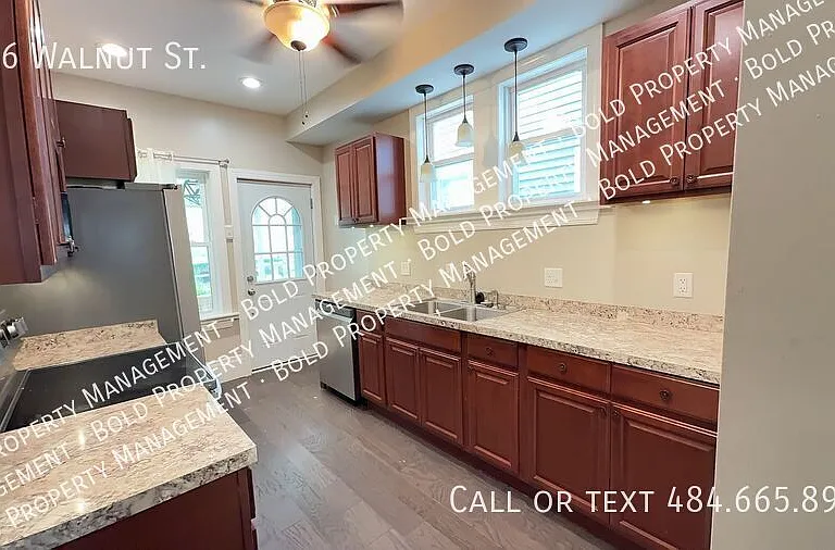 906 Walnut St — Photo 2