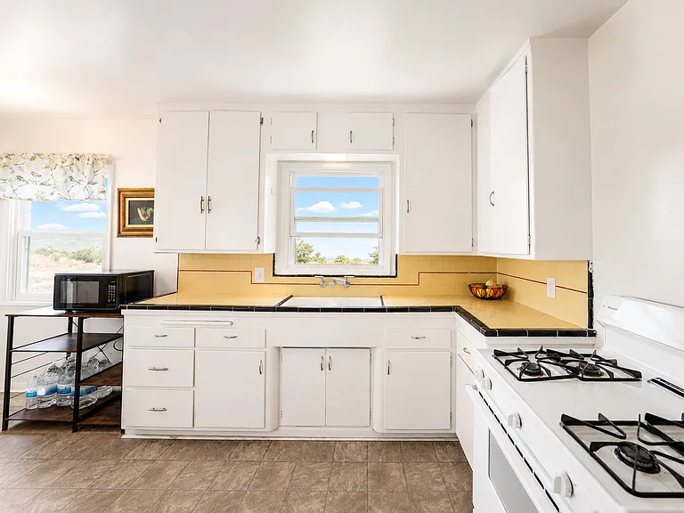 8347 California Ave — Photo 11
