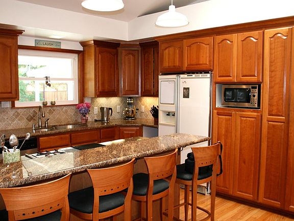 3rd image of 1374 Flora Ave