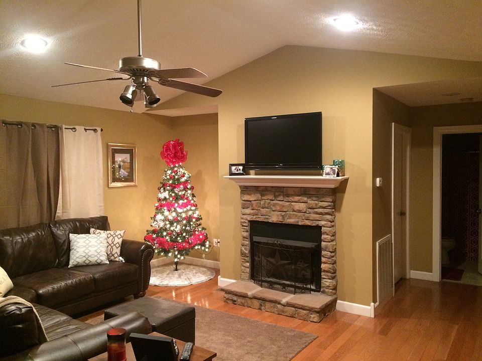 2nd image of 820 W 33rd St