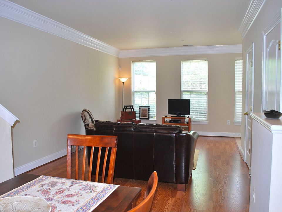 2nd image of 8077 Gatehouse Rd #6