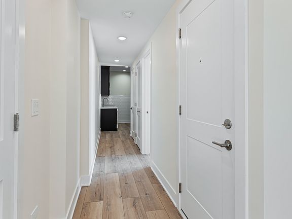 3rd image of 1248 W Addison St APT 1C