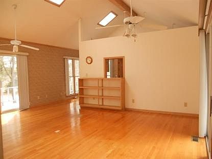3rd image of 115 Lake Ln