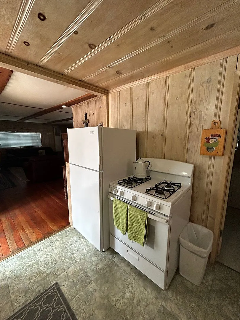 Great Neighborhood Near the Lake and Stateline Area - Long Term Rental — Photo 3