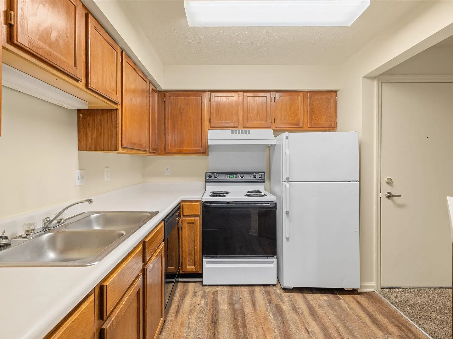 Live 5 Minutes from HONDA Rent $1324/mo Restaurants and Grocery Around the corner — Photo 3