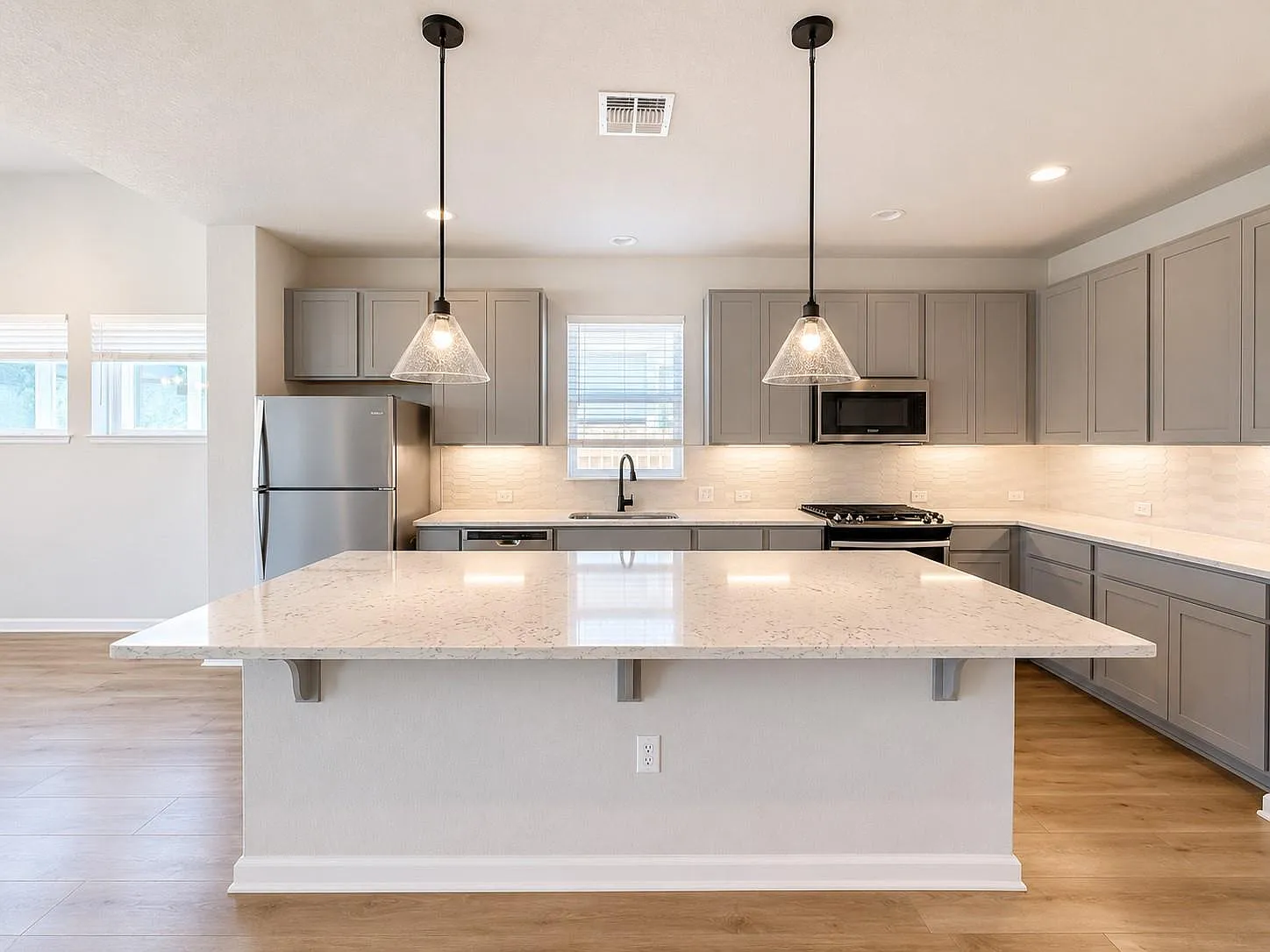 4 bed, 3.0 bath, 2400 sqft, $2,750 — Photo 4