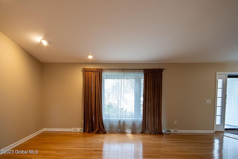 4th image of 31 Daniel Street