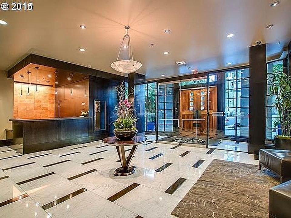 Lobby & Concierge Desk