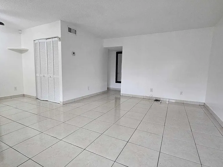 1201 SW 52nd Ave #202-2 — Photo 4