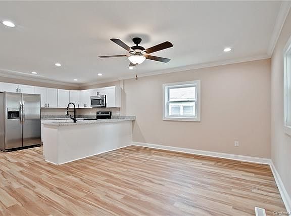 4th image of 207 Wood Ave