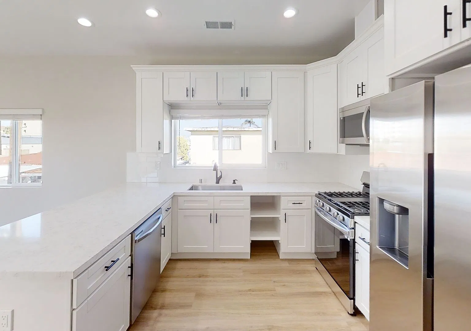 4BD/2BA, Quick Walk to Campus! — Photo 4
