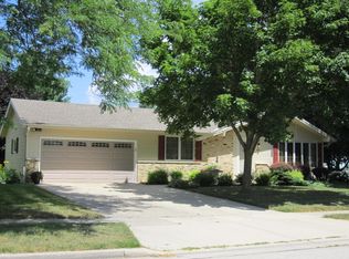 816 Sunset Dr, Hartford, WI 53027
