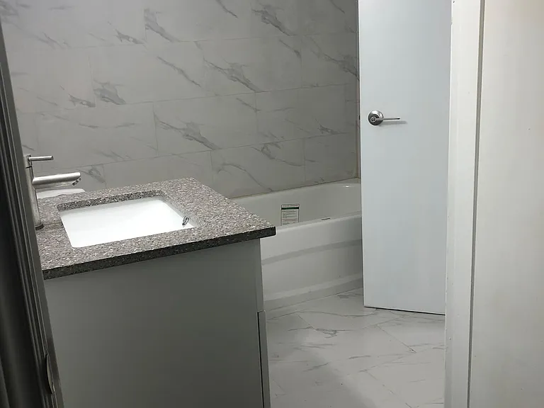 34 Cundles Rd E — Photo 9