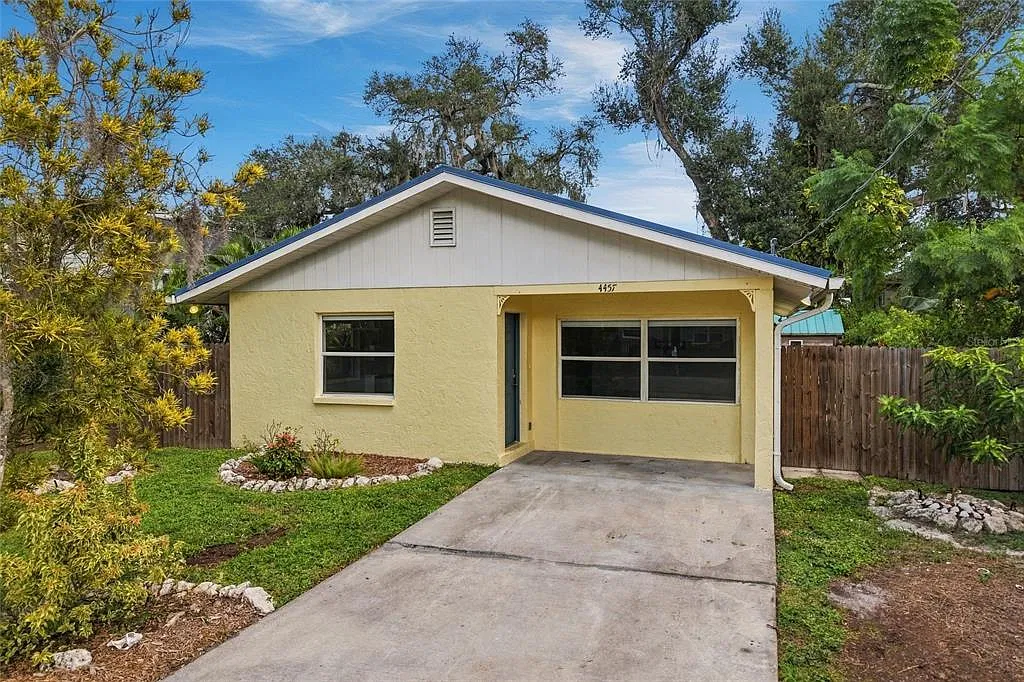 3 bed, 1.5 bath, 1344 sqft, $2,400 — Photo 1