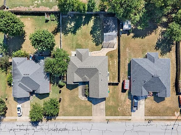 2nd image of 800 Harvest St